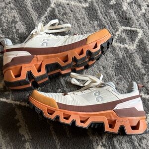 like new - on cloud sneakers